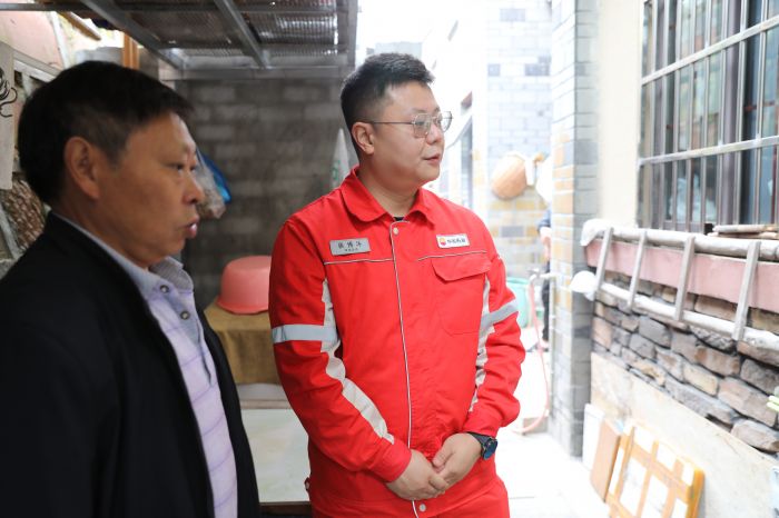 张博洋到村民邓祥怀家做燃气使用安全回访.JPG