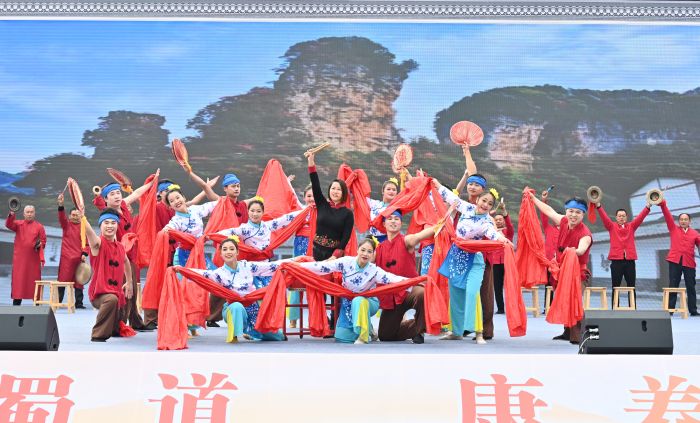 精彩的文艺展演.JPG
