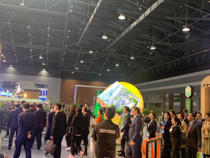 与会领导及嘉宾巡馆