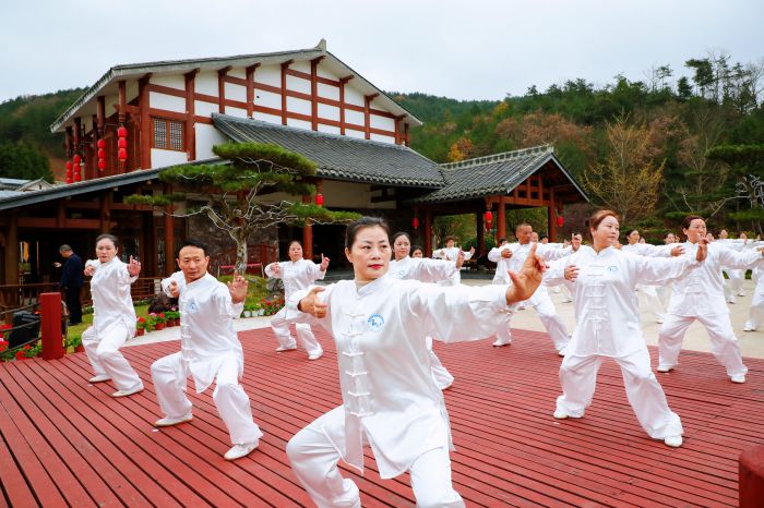 2023中国·曾家山万人八段锦集中展演芷筑小院分会场活动   何涛摄.jpg