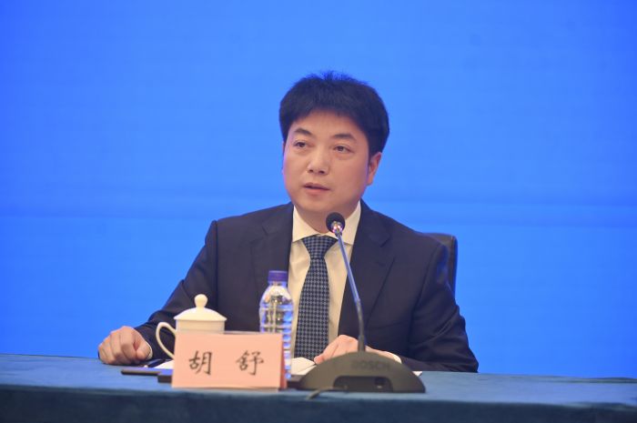 胡舒.jpg