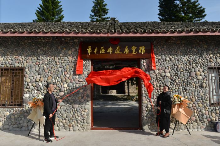 2  11月16日，内江市市中区非遗展览馆在市中区凌家镇大湾村开馆。图为揭牌仪式。.JPG