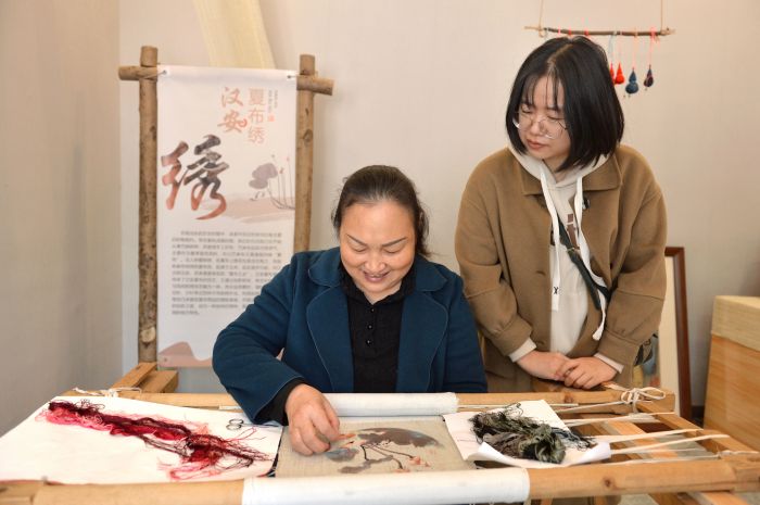 8  11月16日，内江市市中区非遗展览馆在市中区凌家镇大湾村开馆。图为游客在观看市级非遗汉安夏布绣制作。.JPG