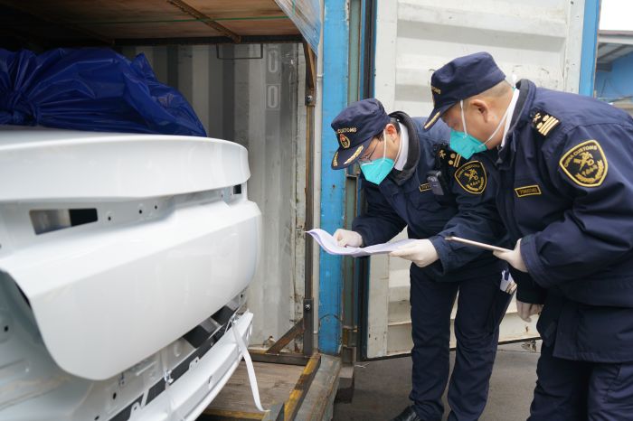 海关关员在宜宾港快速验放出口汽车