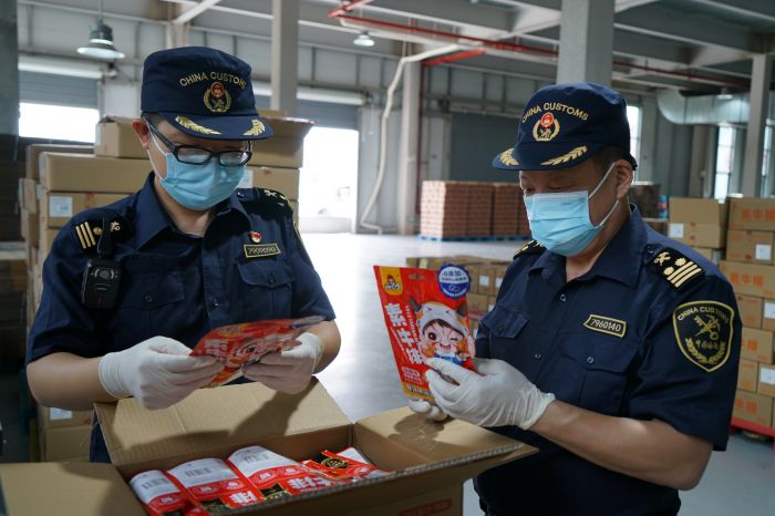 宜宾海关关员在某食品生产企业查验出口豆制食品