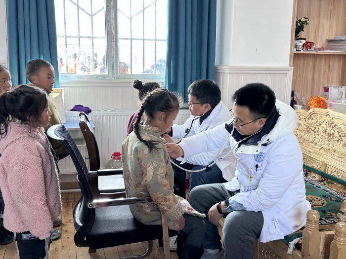 图为为小学生进行先心病筛查.jpg