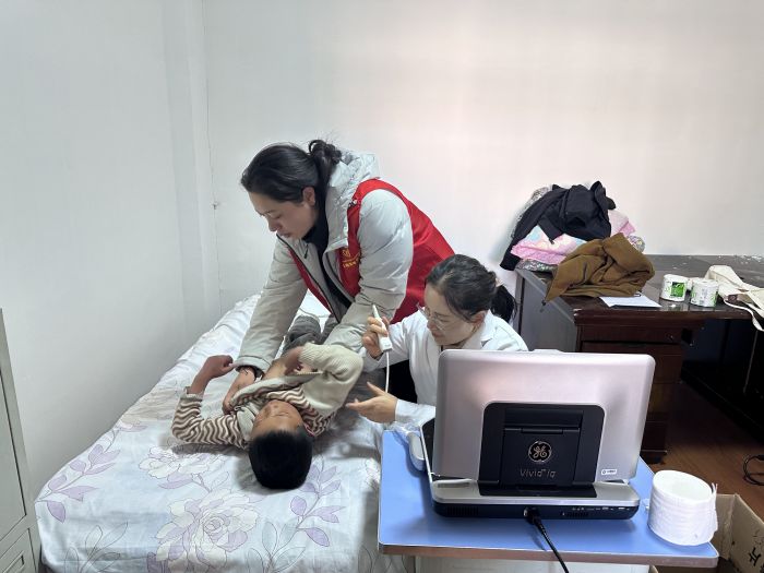 图为为小学生进行先心病筛查 (2).jpg