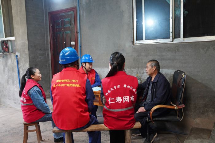 国网眉山供电公司共产党员服务队和社区网格员一同走访社区 苟华彬 摄.jpg