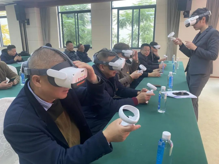 与会党员利用VR党建平台学习最新党建课程
