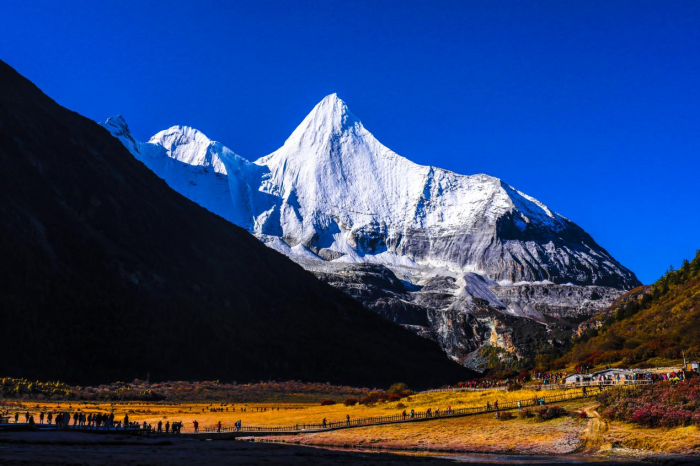图片1稻城亚丁景区央迈勇雪山.png
