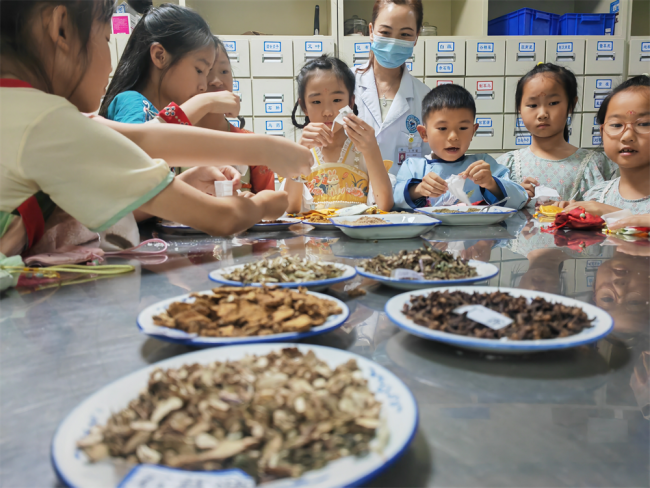 彭州市医联体多措并举 让雷火电竞中医药文化走进百姓生活(图3)