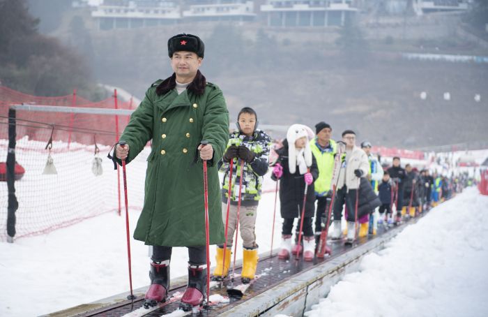 游客们在滑雪场排队滑雪.jpg