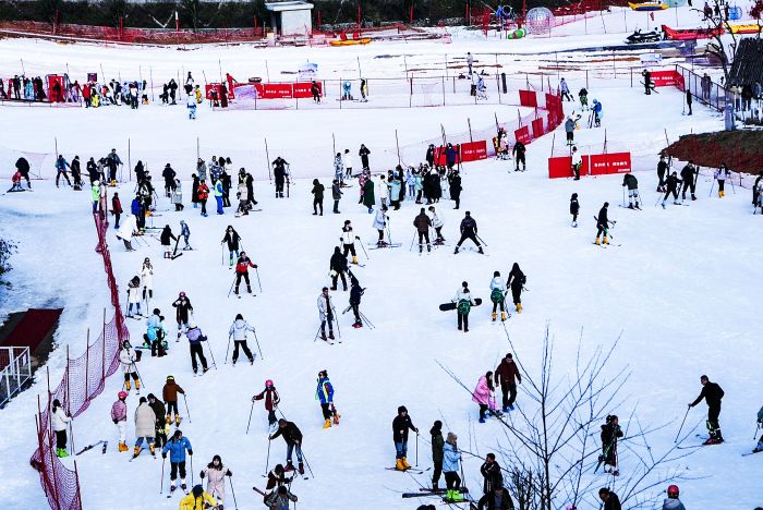 曾家山滑雪场内游客众多.jpg