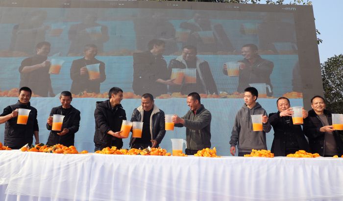 “榨得多”比赛中，选手们徒手榨汁 现场干杯.jpg
