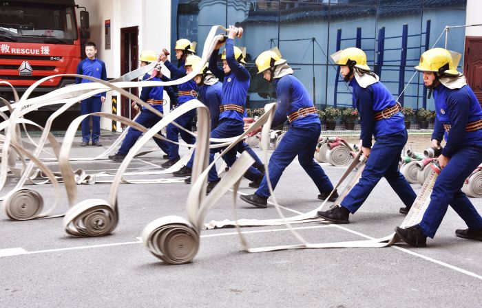 南充市消防救援支队顺庆大队救援人员在进行应急救援演练