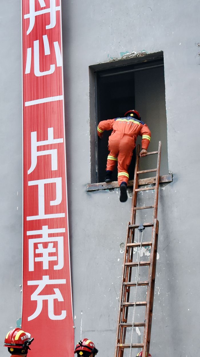 南充市消防救援支队顺庆大队救援人员在进行应急救援演练3