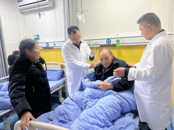 丹棱县人民医院医生在乡镇卫生院查房教学.jpg