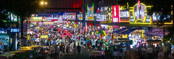 美食街夜景（高路川·摄）