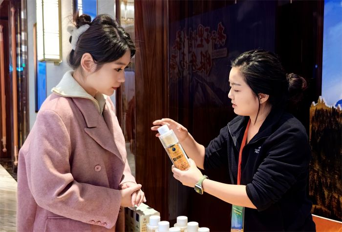 图为理塘高原蜂蜜产品推销.jpg