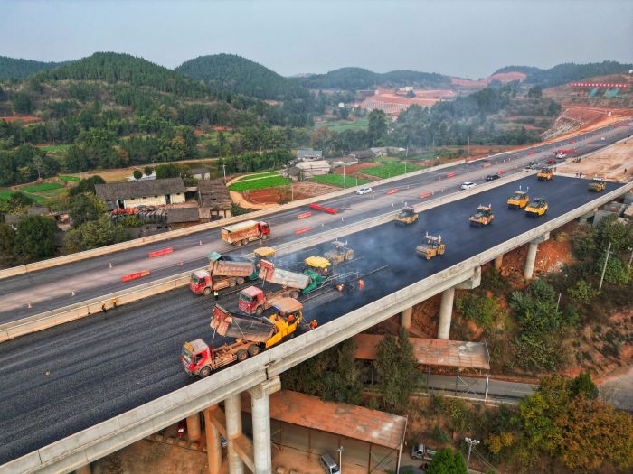 德阳市旌阳区，LM2标进行沥青铺设施工.jpg
