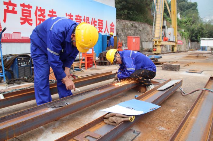 2024年2月21日，沿江高速ZX1项目部新市金沙江特大桥拼装场内进行胎架加工.JPG