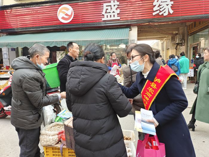 泸县农商银行宣传小分队深入各商场镇对大小商户进行反假货币、数字人民币、整治拒收现金集中宣传活动.jpg