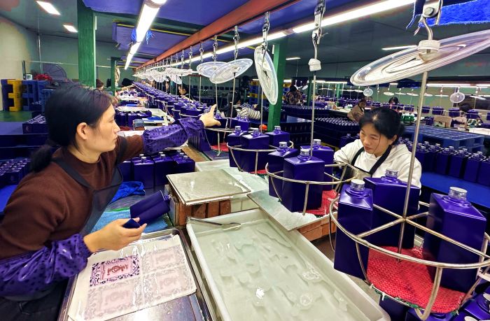 四川鑫盛昌水晶玻璃有限公司内，工人正在各自的岗位上忙碌.jpg