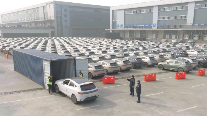 重庆海关关员验放出口新能源汽车