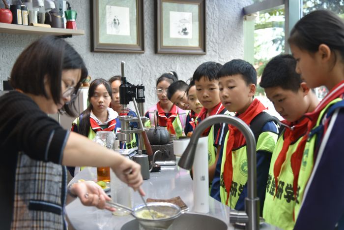 漩口小学校开展“茶娃娃”研学实践活动