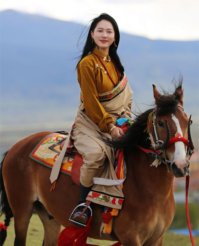 图为游客打卡东山顶2.jpg