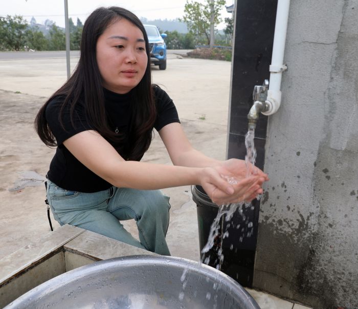 张场镇的群众告别用水难的问题.jpg