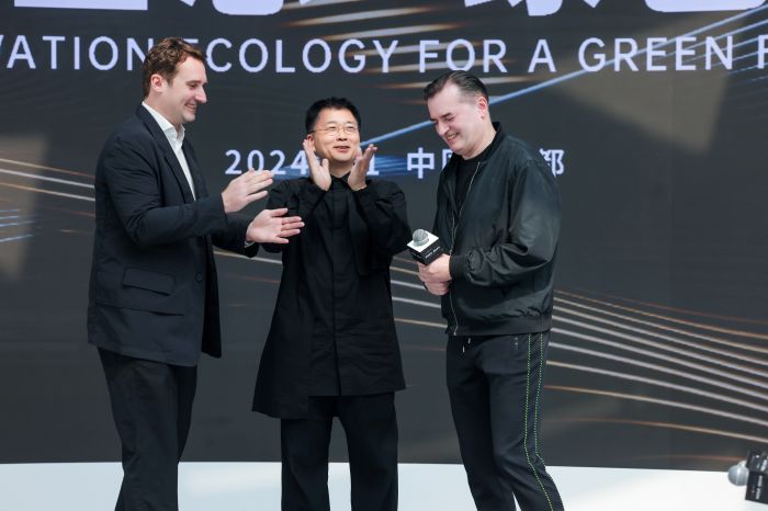 扎哈·哈迪德建筑事务所总裁帕特里克·舒马赫   中国区域总监大桥谕  副总监约翰内斯·舍费尔纳