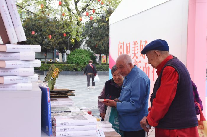 各类书籍展台吸引市民前往.jpg