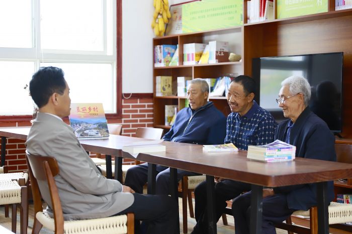 村民在农家书屋交流农业知识.JPG