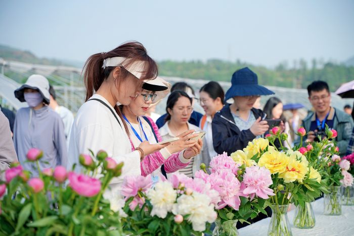 与会人员实地参观.JPG
