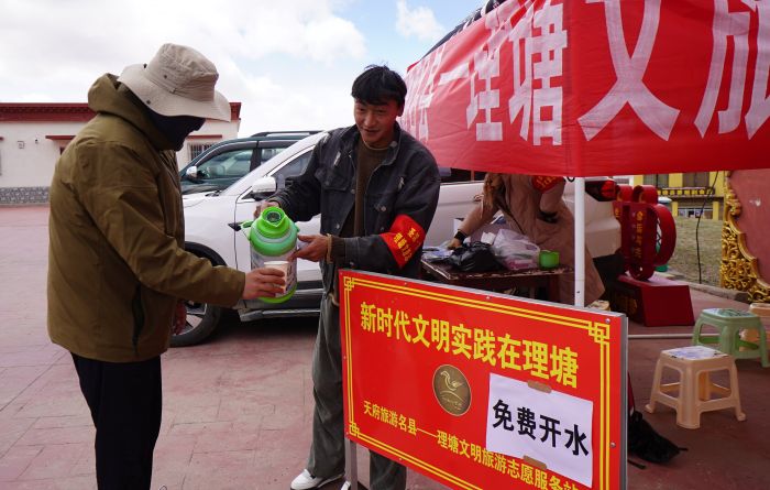 图为为游客开展志愿服务.jpg