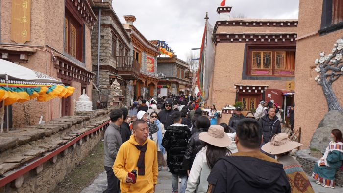 图为古镇游人如织.jpg