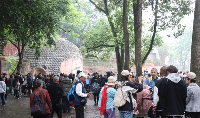 乐山大佛景点游人如织_副本