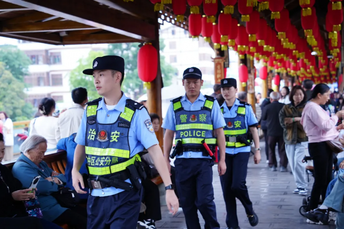 公安干警开展现场巡查