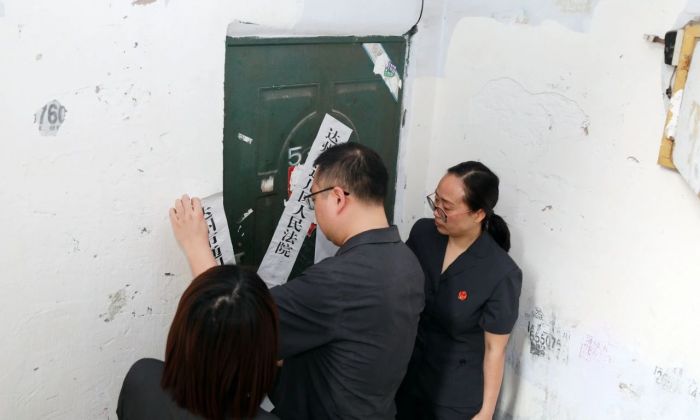 执行干警查封被执行人财物.jpg