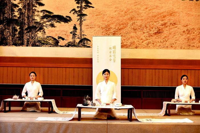 向国际友人展示茶文化