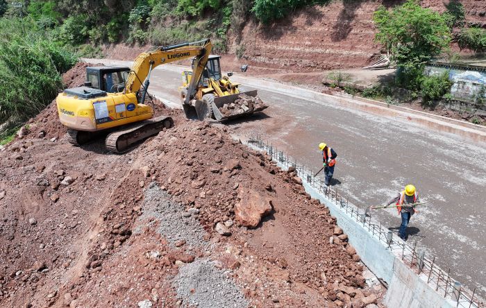 5月23日，四川省内江市东兴区白合镇破马村，筑路工人加班加点加快推进内吴路改造项目最后一公里地段建设（无人机照片） (1).jpg