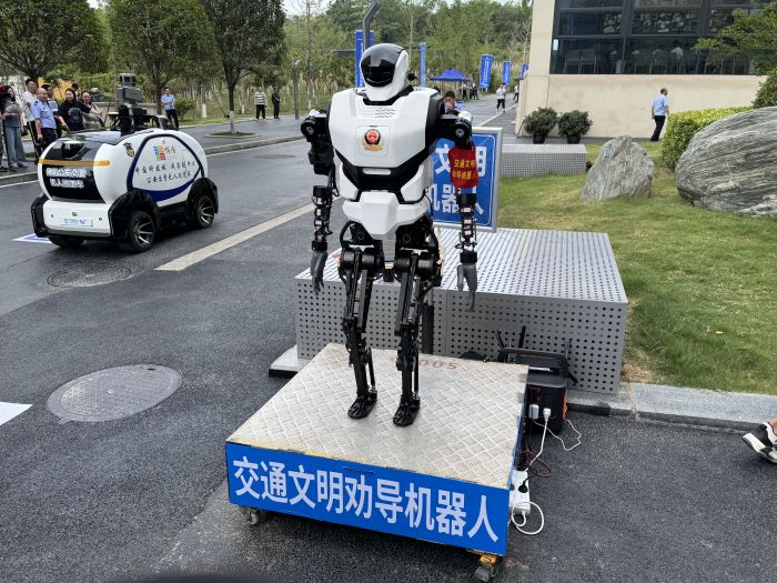 交通文明劝导机器人.jpg