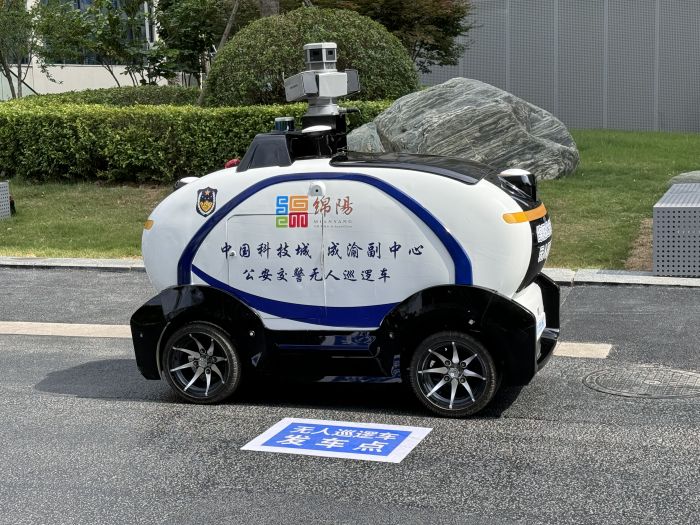 公安交警无人巡逻车.jpg