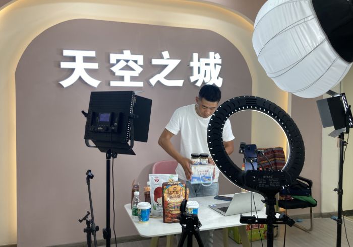 理塘青年电商直播.jpg