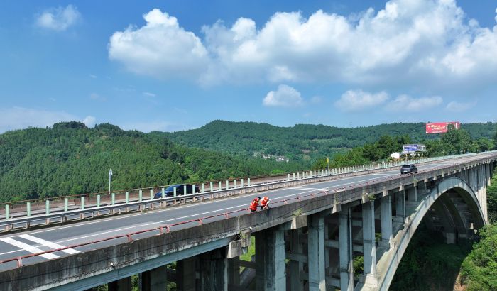 6月5日，在仁寿县黑龙滩镇杨家沟大桥，公路养护人员正在排查桥梁隐患。 01.jpg