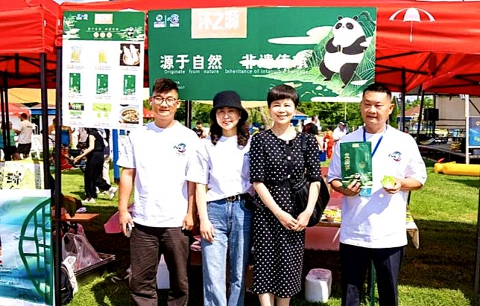 李佳公参（左三）与王小燕、曹远根父子合影.jpg