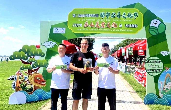 韦伦采市长格哈德·阿科什与曹远根父子合影