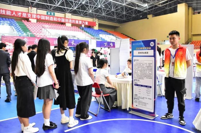 双选会现场2.jpg
