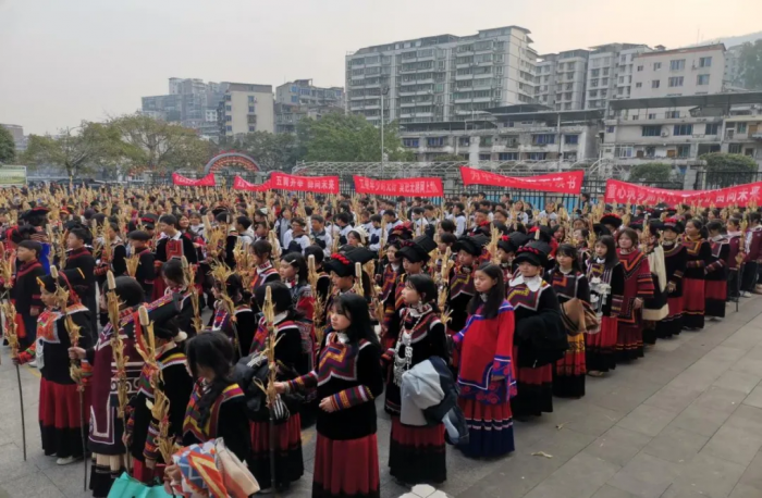 民族中学学生参加“阿依蒙格”节日活动